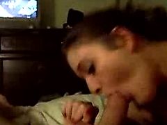 Brunette couple amateur taille une pipe pov