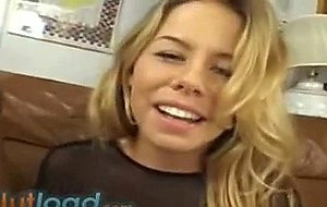 Blonder Teen auf dem Sofa