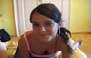 Jolie brunette teen de 18ans pompe sa first bite!!!