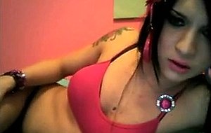 Teen tranny shows her ass on webcam