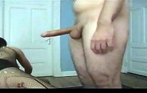 Brunette tslut gives a suck