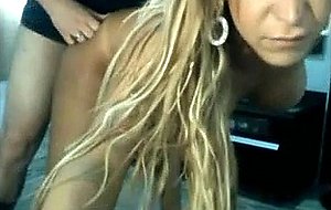 Amateur tranny blows a dick