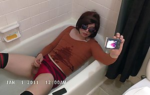 Katie kross pisses in tub