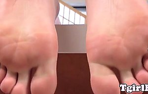 Spex chick curling her toes during footfetish