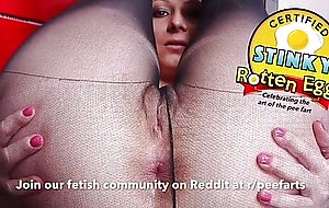Hot slut farting and pissing in her leggings  