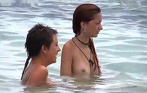 Adolescentes desnudas en la playa  