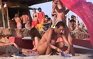 Adolescentes desnudas en la playa  