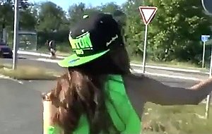 Freche goere besorgt es sich mitten im kreisverkeh 