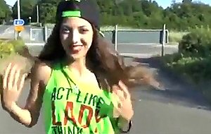 Freche goere besorgt es sich mitten im kreisverkeh 