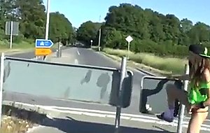 Freche goere besorgt es sich mitten im kreisverkeh 
