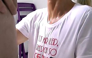 Reife blonde pisst ihrem sexsklaven in den mund