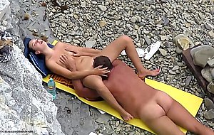 Amteur sex on the beach - honey face sitting and orgasm on the beach