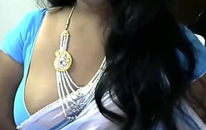 Hot indian aunty in saree.