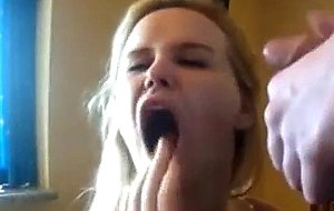 Ejaculation faciale pour une teen !