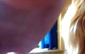 Ejaculation faciale pour une teen !