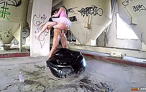 Skinny teen gets outdoor fuck