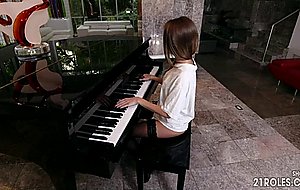 My girlfriend wanted to play piano, but I wanted her to suck me! – Naked Girls