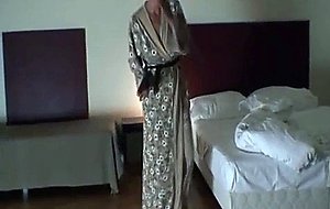 Mom finds two robbers and makes them bang her