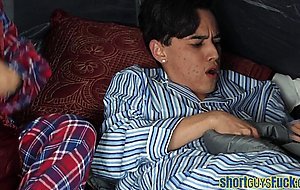 Bigtitted MILF spitroasted by lil guys in threeway