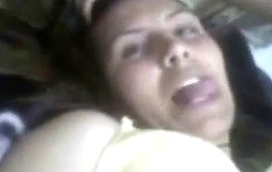 Une arabe gros seins en webcam