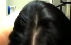 Jeune salope se gode la petite chatte devant sa webcam