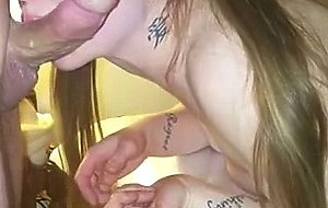 Belle salope qui aime nettoyer les bites de ses copains 