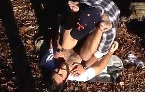 Dos machos follando al aire libre