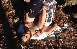 Dos machos follando al aire libre