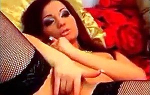 Sexy webcam girl queenmyra fingering her wet pussy 