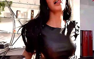 deutsche Schonheit mit Taschenlampe