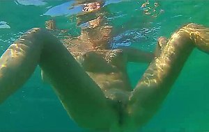 Meine nuttige Frau zeigt unter Wasser ihren geilen Körper.