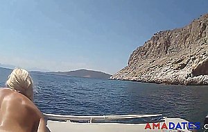 baise sur un bateau en vacances