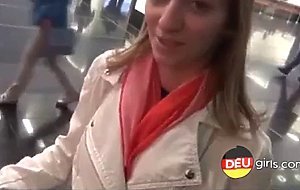 Deutsches Mädchen im Einkaufszentrum aufgegabelt