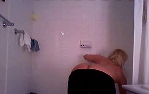 PAWG takes a quick shower