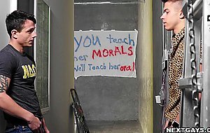 Kyle Wyncrest gets sucked by Evan Knoxx before anal sexs