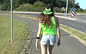 Freche Goere besorgt es sich mitten im Kreisverkehr!