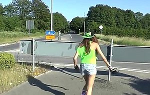 Freche Goere besorgt es sich mitten im Kreisverkehr!