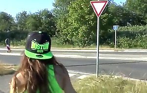 Freche Goere besorgt es sich mitten im Kreisverkehr!