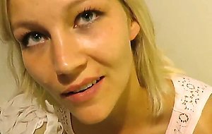 Geile Milf lutscht fremden Schwanz in der offentlichen Umkleidekabine