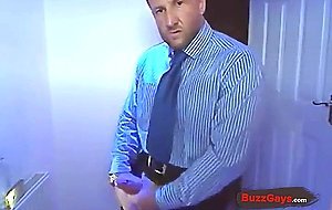 Empresario batendo punheta