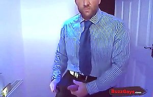 Empresario batendo punheta