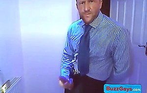 Empresario batendo punheta