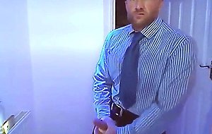 Empresario batendo punheta