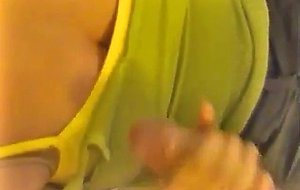 Grön skjorta handjob sprutad på kläder