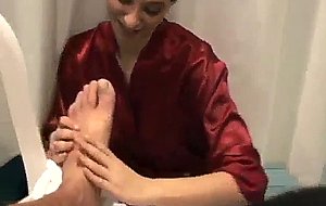 Lara the foot masseuse 