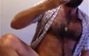 Osazo barbudo se pajea en wc publico