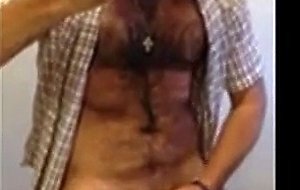 Osazo barbudo se pajea en wc publico