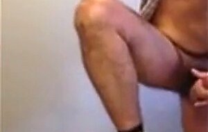 Osazo barbudo se pajea en wc publico