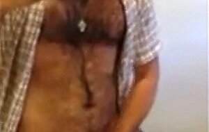 Osazo barbudo se pajea en wc publico