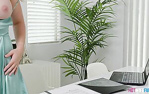 Kagney linn karter, distracted student